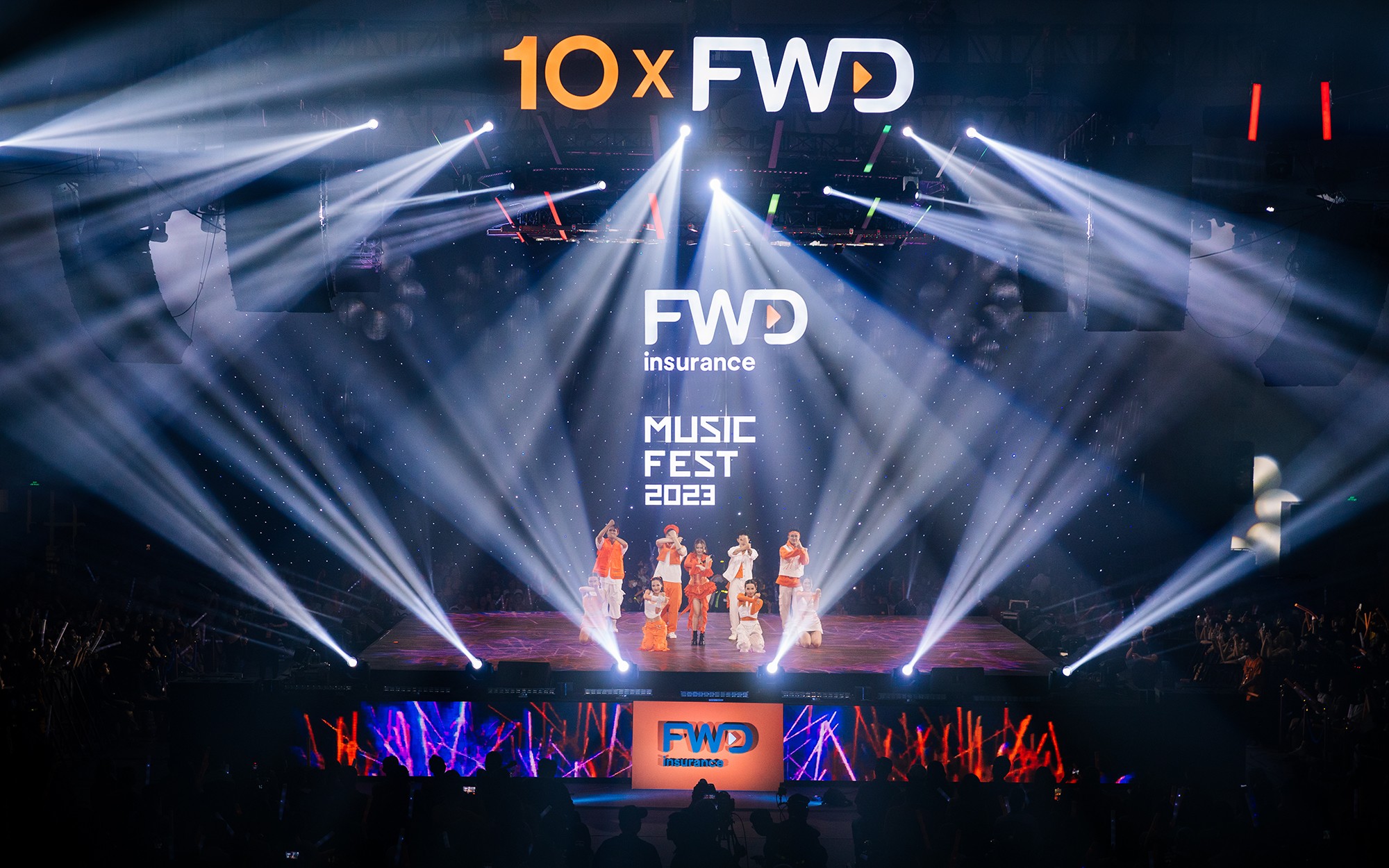 Choáng ngợp với quy mô sân khấu hoành tráng cùng dàn sao hạng A cực "chiến" của FWD Music Fest 2023 - 6