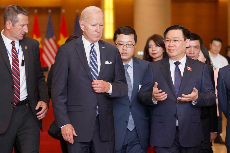 Chủ tịch QH Vương Đình Huệ trao đổi bên lề với Tổng thống Joe Biden tại buổi hội kiến chiều 11-9. Ảnh: QH