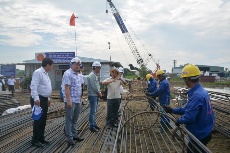 Bí thư Tỉnh ủy, Chủ tịch HĐND tỉnh – Nguyễn Văn Được (thứ 4 từ trái qua) cùng đoàn công tác kiểm tra thực tế tiến độ thi công công trình trọng điểm đường Vành đai 3 TPHCM.