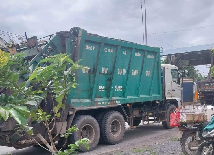 Chiếc xe chở rác của gây tai nạn khiến bé trai 6 tuổi tử vong. Ảnh: VH.