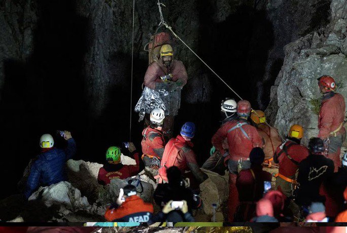 Giải cứu thành công nhà thám hiểm mắc kẹt 1.000 m dưới lòng đất - 1