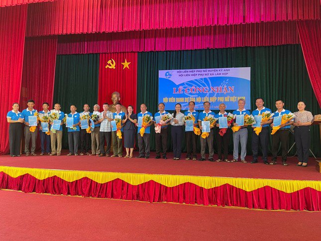 31 nam giới tại Hà Tĩnh được kết nạp vào Hội Liên hiệp Phụ nữ - 1