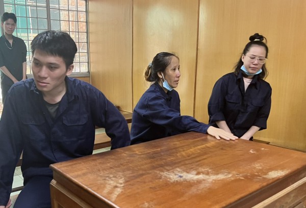 Ba mẹ con bị cáo Nguyễn Thị Minh Châu tại tòa.