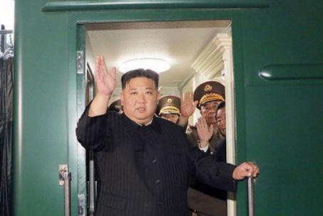 Ông Kim Jong-un xuống tàu để gặp quan chức vùng biên giới Nga