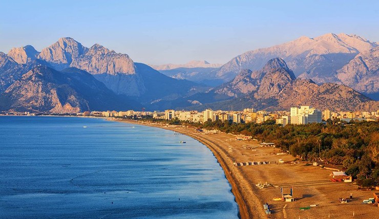 Antalya, miền nam Thổ Nhĩ Kỳ: Nơi đây&nbsp;có rất nhiều hoạt động giúp cả gia đình giải trí. Đằng sau bãi biển Konyaaltı là thủy cung Antalya (hoàn chỉnh với rạp chiếu phim 4D), Wildpark với rất nhiều côn trùng và bò sát. Ngoài ra còn có&nbsp;một công viên tuyết trong nhà cho những ai không chịu được cái nóng oi ả mùa hè.
