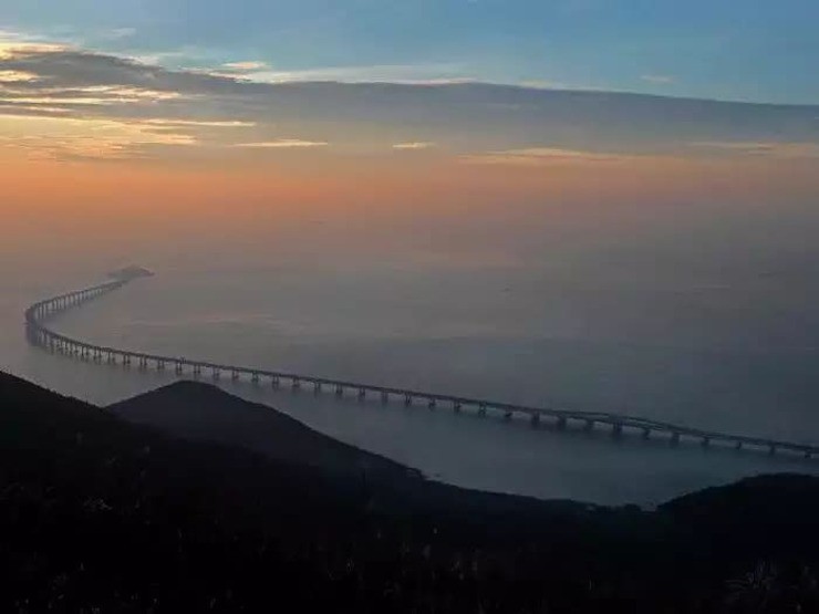 Cây cầu trị giá 5,5 tỷ bảng Anh (164 tỷ VND) này dài hơn 20 lần so với Golden Gate Bridge – vốn nổi danh là một trong những cây cầu dài nhất thế giới.
