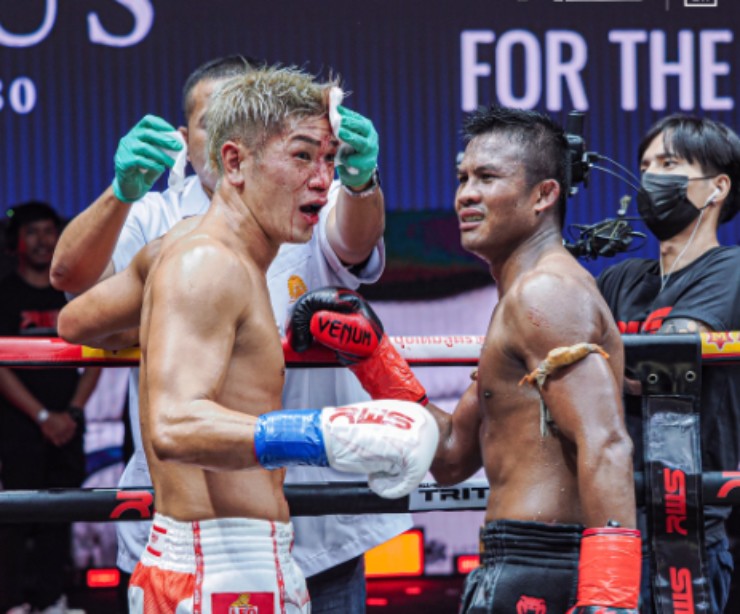 Buakaw (phải) húc vỡ mặt đối thủ Nhật Bản hôm 9/9