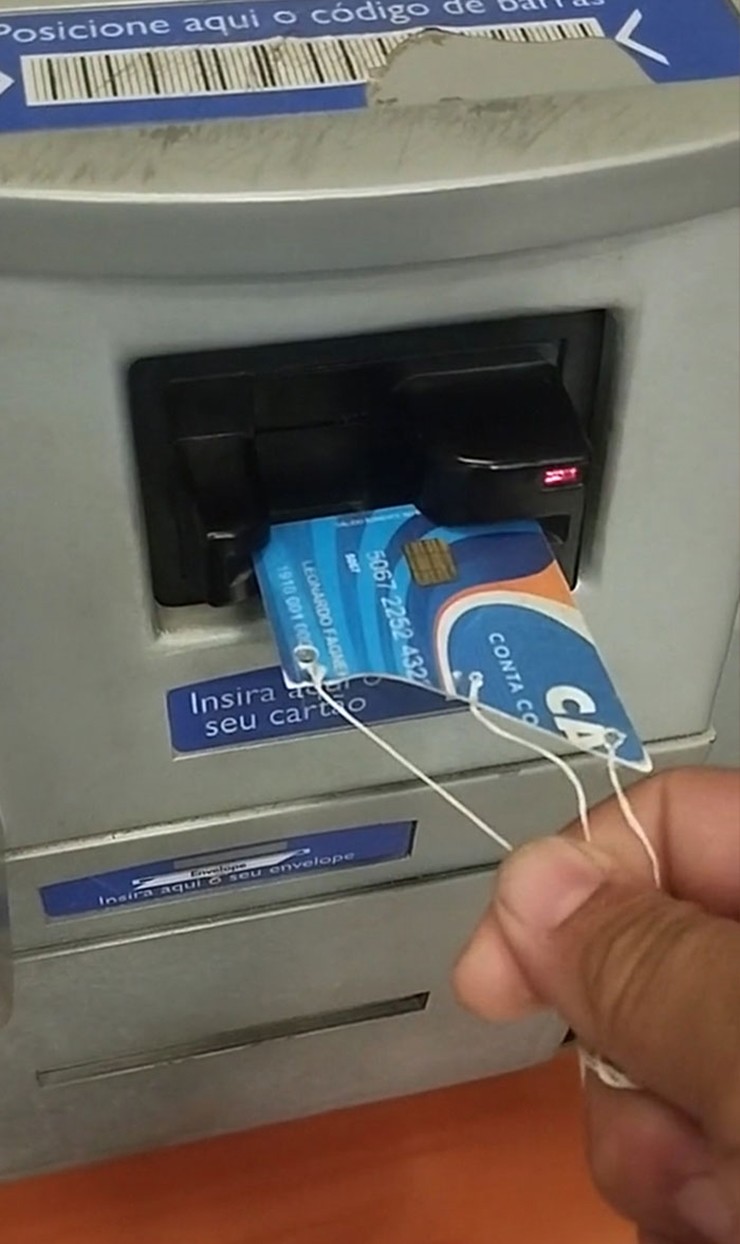 Không hiểu sao chiếc thẻ ATM lại ra nông nỗi này.
