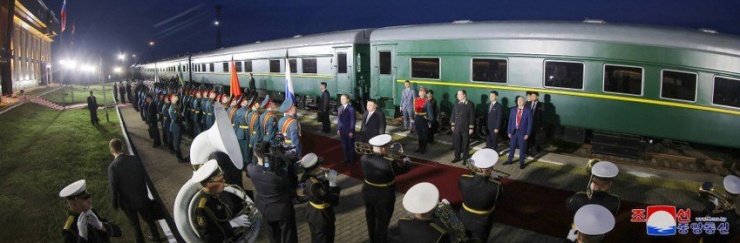 Chùm ảnh: Quan chức Nga nồng nhiệt chào đón ông Kim Jong-un - 3