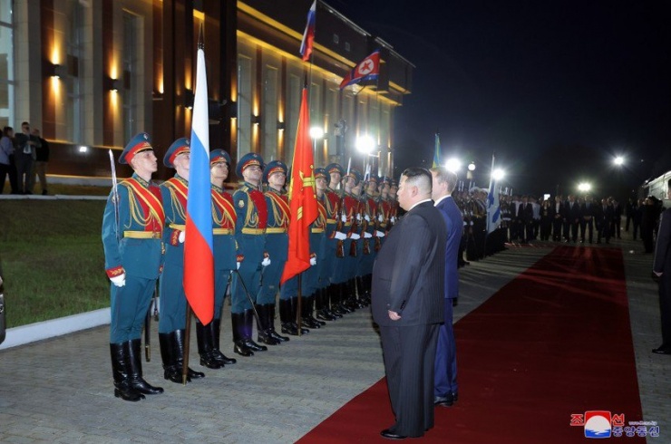 Chùm ảnh: Quan chức Nga nồng nhiệt chào đón ông Kim Jong-un - 6