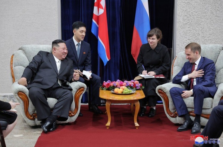 Chùm ảnh: Quan chức Nga nồng nhiệt chào đón ông Kim Jong-un - 10