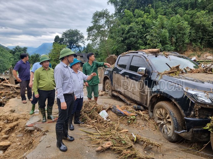 Chủ tịch UBND tỉnh Lào Cai Trịnh Xuân Trường đến hiện trường chỉ đạo công tác khắc phục hậu quả