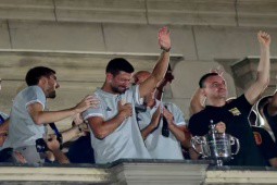 Djokovic rơi nước mắt khi được người dân Serbia đón như ”Người hùng”