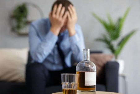 Tại sao chúng ta bị đau đầu sau khi uống rượu?