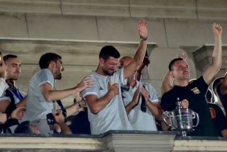 Djokovic rơi nước mắt khi được người dân Serbia đón như "Người hùng"