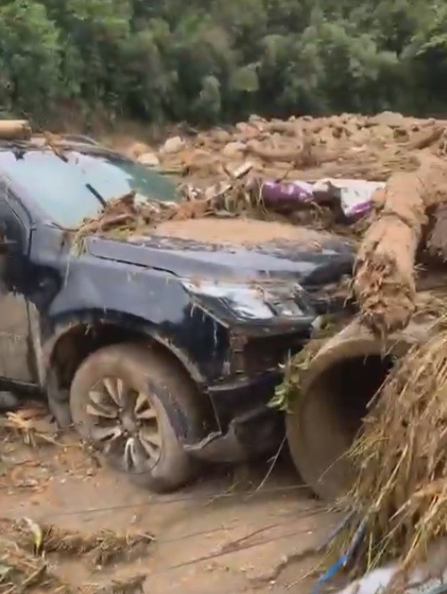 Cảnh tan hoang sau trận lũ quét khiến nhiều người chết và mất tích ở Lào Cai - 4
