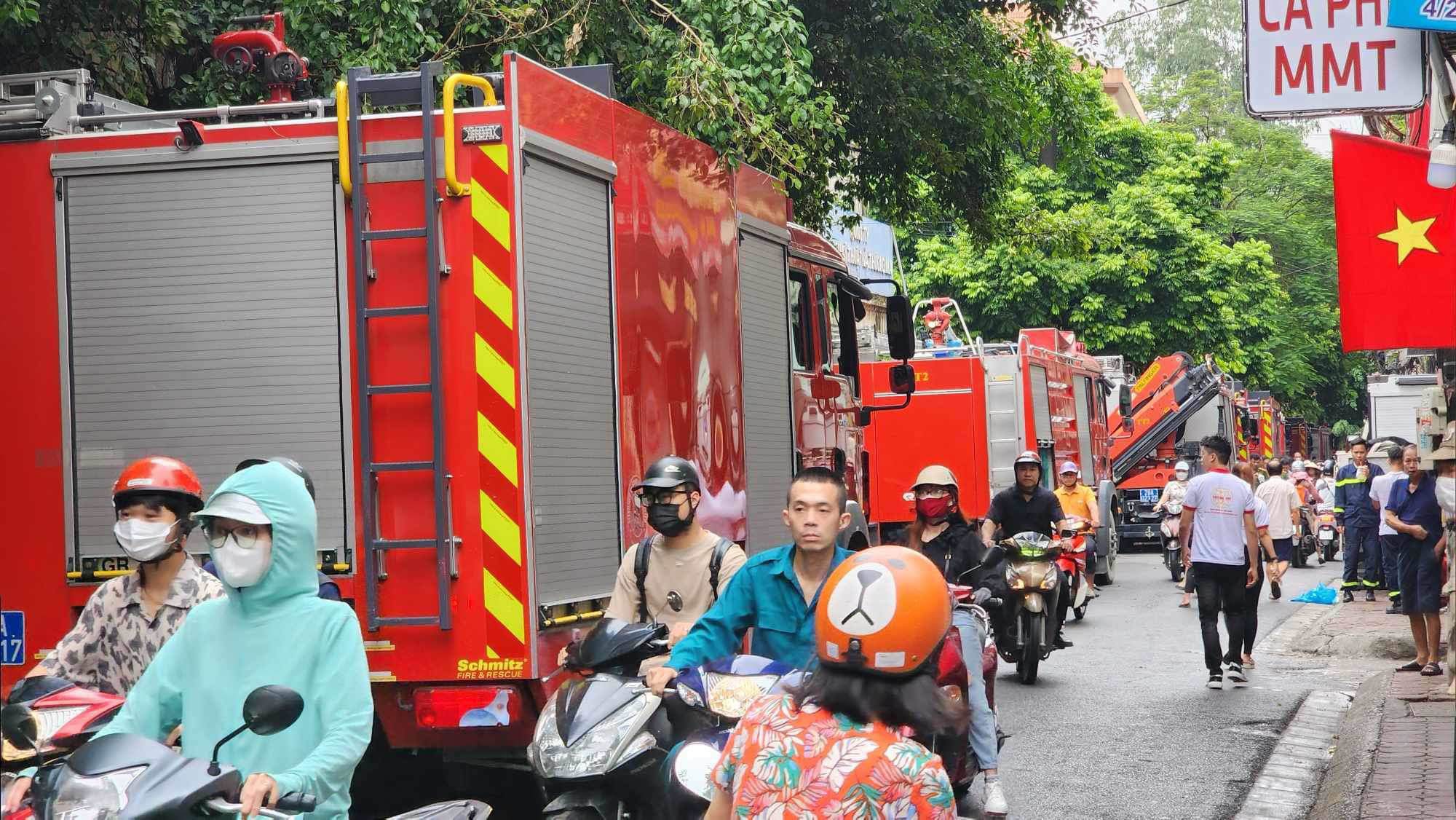 Cháy lớn tại chung cư mini ở Hà Nội: &#34;Cố lên, chạy đi, cháu vẫn còn thở&#34; - 20