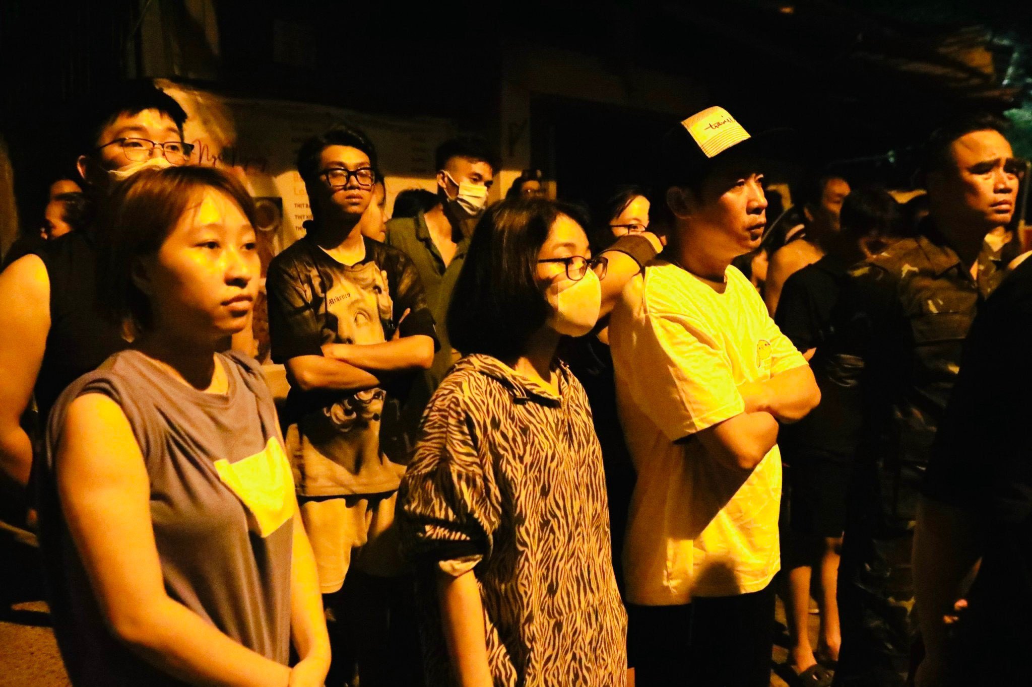 Hà Nội: Cháy lớn tại chung cư mini, nhiều người mắc kẹt, cảnh sát xuyên đêm giải cứu - 3