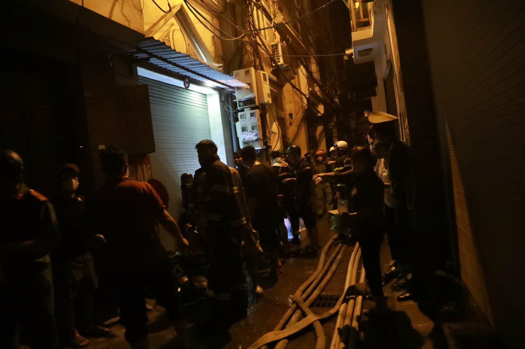 Hà Nội: Cháy lớn tại chung cư mini, nhiều người mắc kẹt, cảnh sát xuyên đêm giải cứu - 6