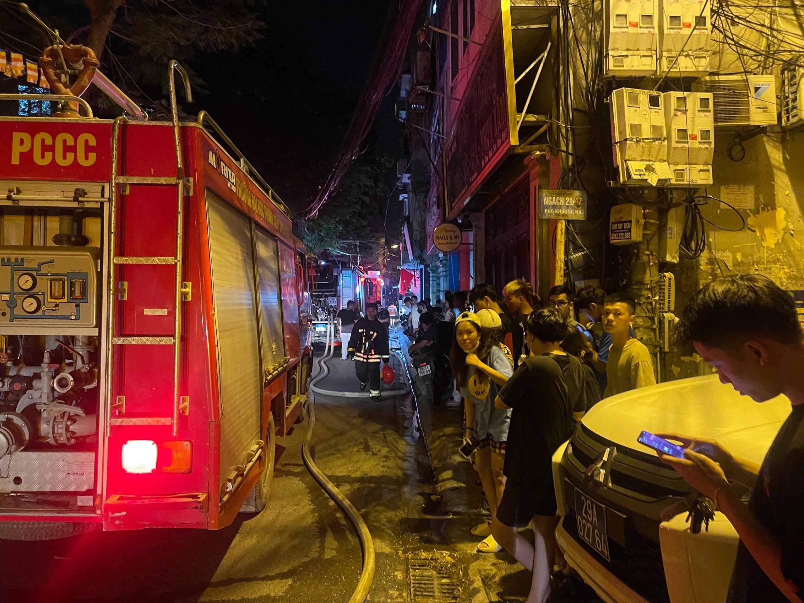 Hà Nội: Cháy lớn tại chung cư mini, nhiều người mắc kẹt, cảnh sát xuyên đêm giải cứu - 2