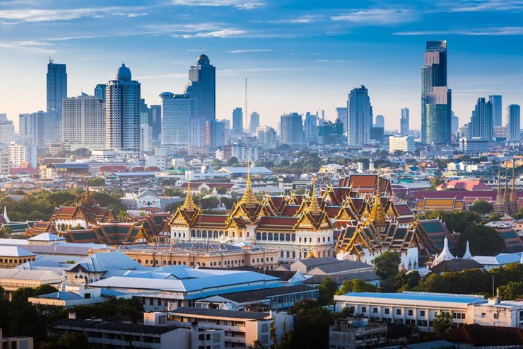 Bangkok là thành phố thu hút rất đông khách du lịch quốc tế đưa về nguồn thu lớn.
