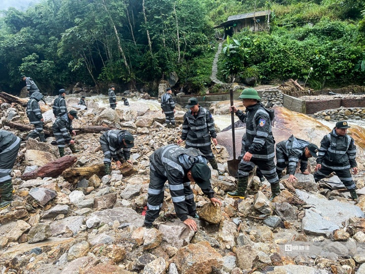 Hành quân bộ hơn 4km để cứu nạn, cứu hộ sau vụ mưa lũ tại Sa Pa - 4