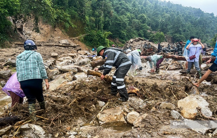 Hành quân bộ hơn 4km để cứu nạn, cứu hộ sau vụ mưa lũ tại Sa Pa - 7