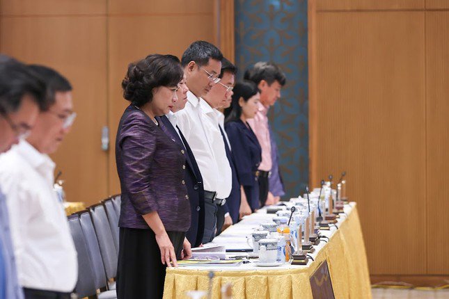 Thủ tướng và các đại biểu dành phút mặc niệm tưởng nhớ các nạn nhân trong vụ cháy ở Hà Nội - 2