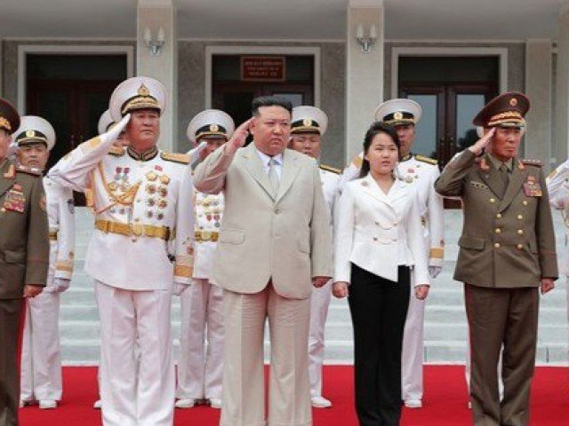 Hàn Quốc giải mã sự xuất hiện của con gái ông Kim Jong-un tại các sự kiện quân đội