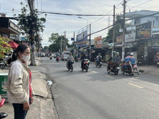 Vụ người mẹ gõ cửa từng nhà tìm nguyên nhân cái chết của con gái: Nhân chứng nói tài xế bóp còi inh ỏi