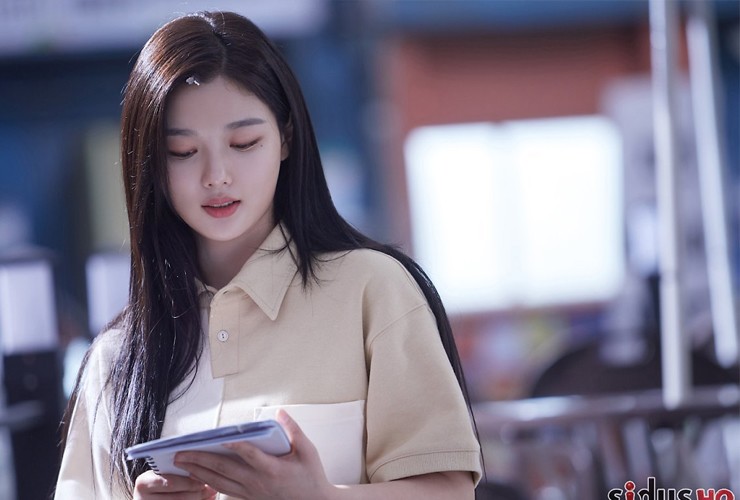 Kim Yoo Jung sinh năm 1999 nhưng sớm nổi tiếng từ năm 4 tuổi.
