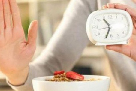 Dạ dày bị tàn phá ra sao nếu bạn bỏ bữa tối? muốn giảm cân bữa tối cần tránh sai lầm này!