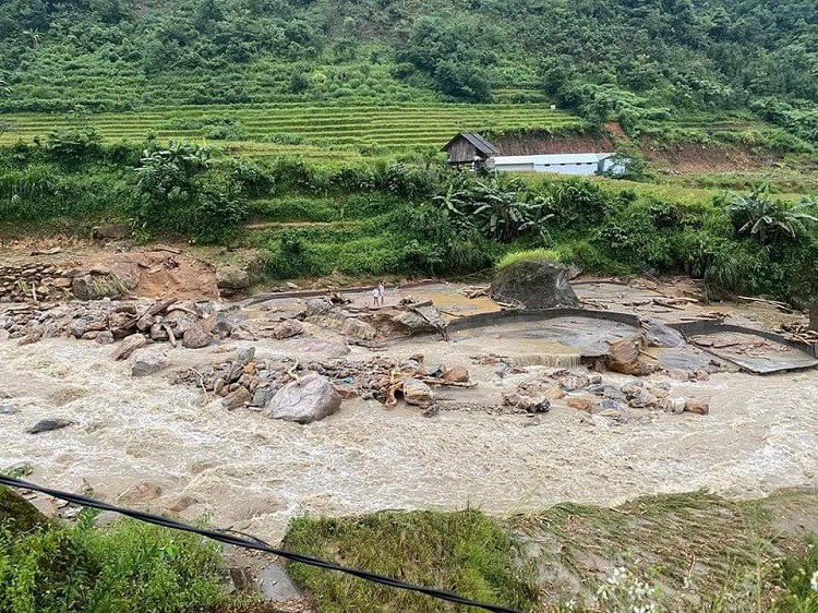 Toàn bộ 61 trại nuôi cá tầm, cá hồi với hơn 600 bể ở xã Liên Minh bị thiệt hại hoàn toàn.