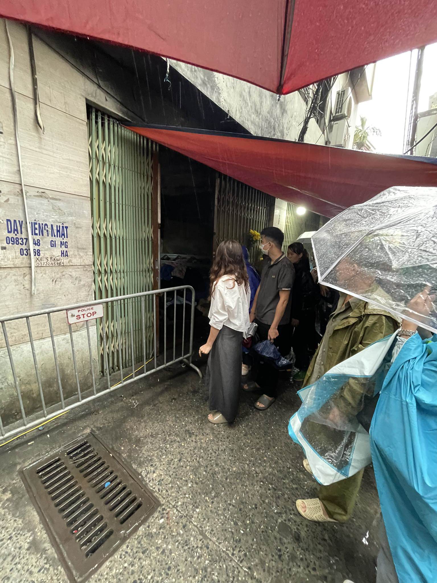 Người dân đội mưa đến thắp hương cho nạn nhân vụ cháy chung cư mini - 7