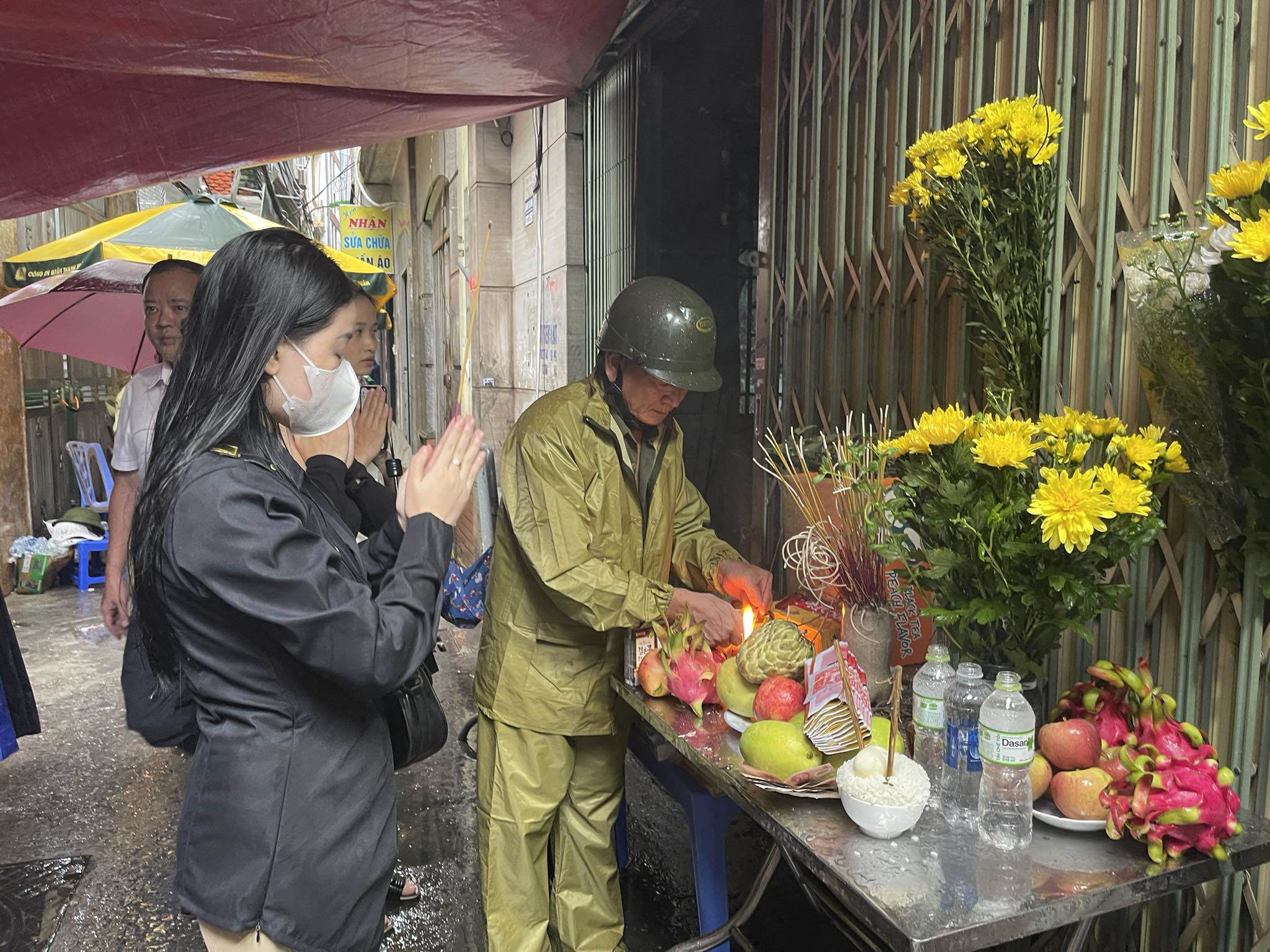 Chị Mai Thị Hiền (một nhân viên văn phòng ở quận Thanh Xuân, Hà Nội) cùng 4 đồng nghiệp mang hoa cúc, nén hương đến hiện trường thắp hương cho những&nbsp;nạn nhân vụ cháy. Chị Hiền nói:&nbsp;“Tôi chưa từng thấy một vụ cháy nào thảm khốc đến vậy, mong cho các nạn nhân sớm được siêu thoát”.