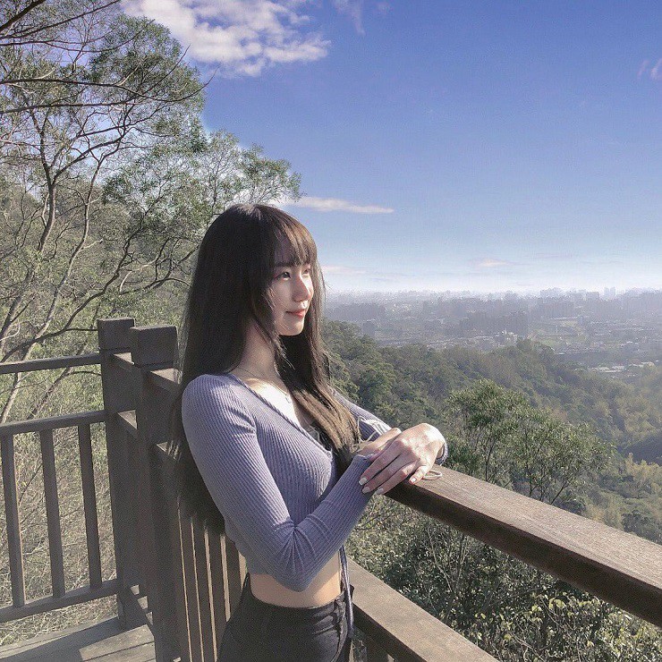 Mới đây, cư dân mạng Đài Loan xôn xao về một cô gái xinh đẹp leo núi Dakeng ở Đài Trung.

