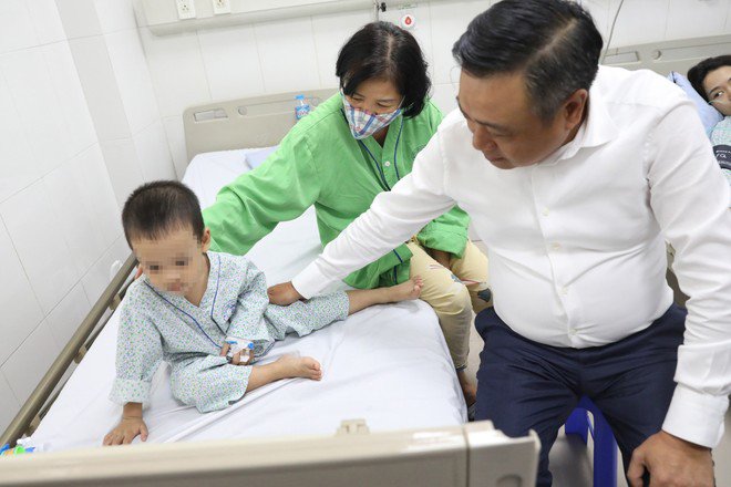 Chủ tịch Hà Nội rút ngắn chuyến công tác nước ngoài, tới bệnh viện thăm nạn nhân vụ cháy chung cư mini - 2