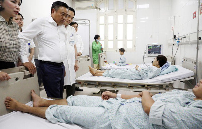 Chủ tịch Hà Nội rút ngắn chuyến công tác nước ngoài, tới bệnh viện thăm nạn nhân vụ cháy chung cư mini - 1