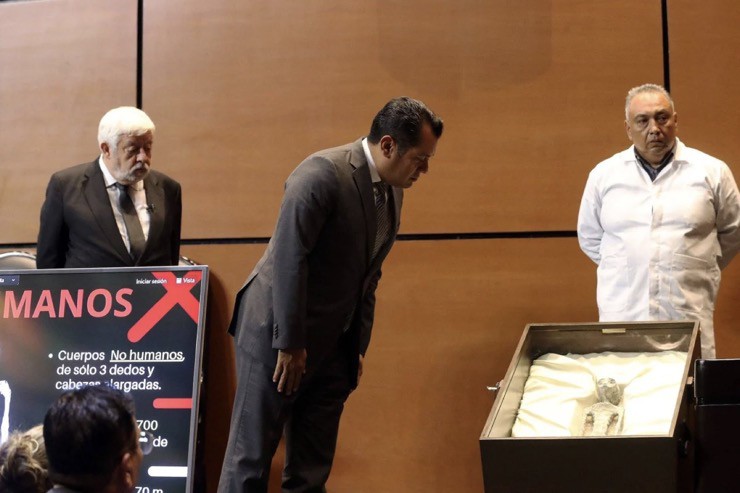 Hài cốt nghi của “người ngoài hành tinh" được&nbsp;trưng bày tại Quốc hội Mexico.