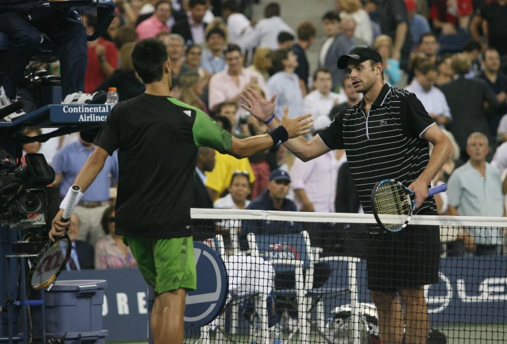 Roddick (phải) thua Djokovic (trái) ở trận tứ kết US Open 2008