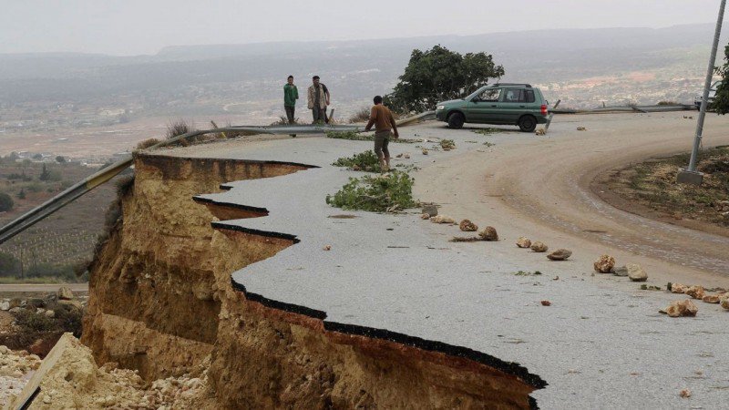 Một đoạn đường bị sạt lở nghiêm trọng sau khi bão Daniel đổ bộ vào miền đông Libya. Ảnh: Reuters