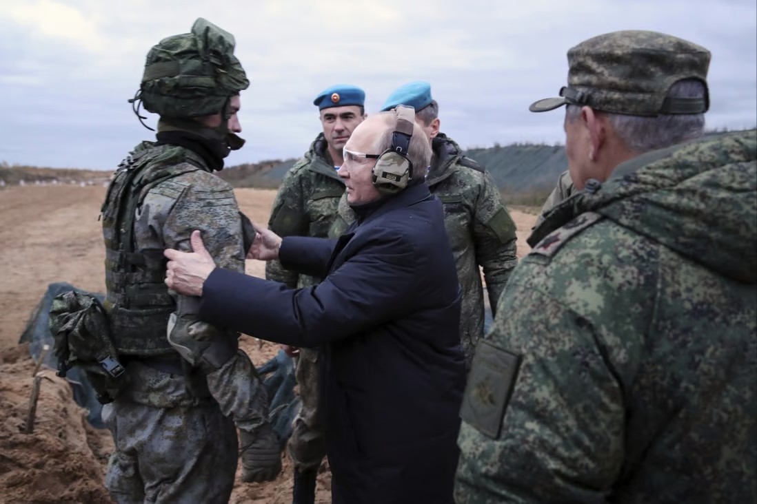 Ông Putin thăm một đơn vị quân đội Nga (ảnh: TASS)