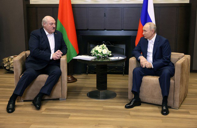 Tổng thống Nga Vladimir Putin gặp Tổng thống Belarus Alexander Lukashenko ngày 15/9 tại Sochi. Ảnh: Reuters