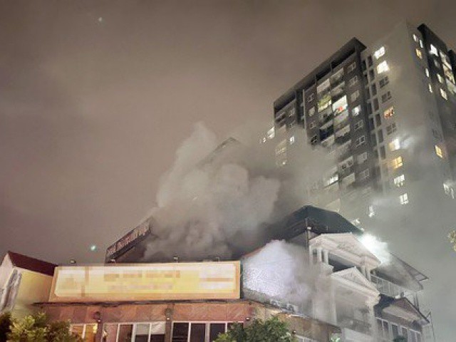 Cháy nhà hàng trong KĐT Kim Văn - Kim Lũ, khói đen kịt bốc lên cuồn cuộn