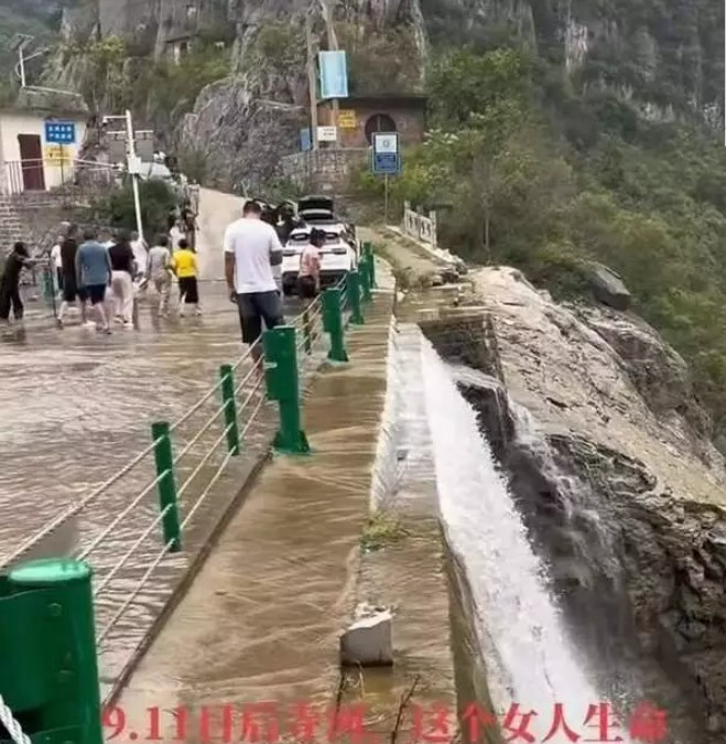 Trung Quốc: Trèo qua lan can để nhặt điện thoại, người phụ nữ tử vong sau khi rơi xuống thác nước cao 40 mét - 3
