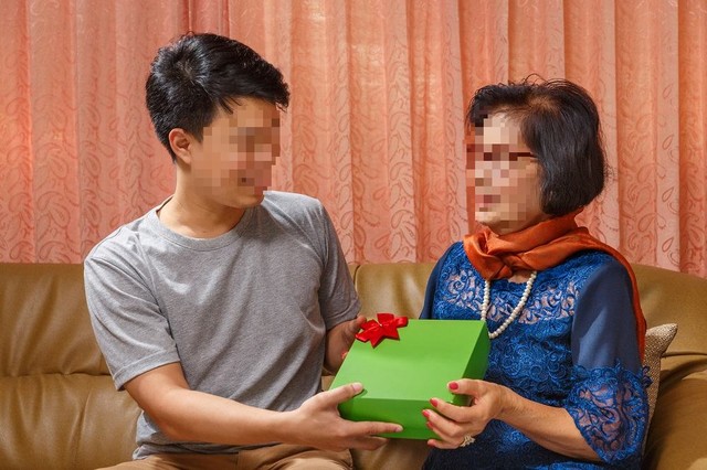 Sinh nhật mẹ vợ, món quà bất ngờ của con rể khiến bà lập tức bỏ về quê - 1