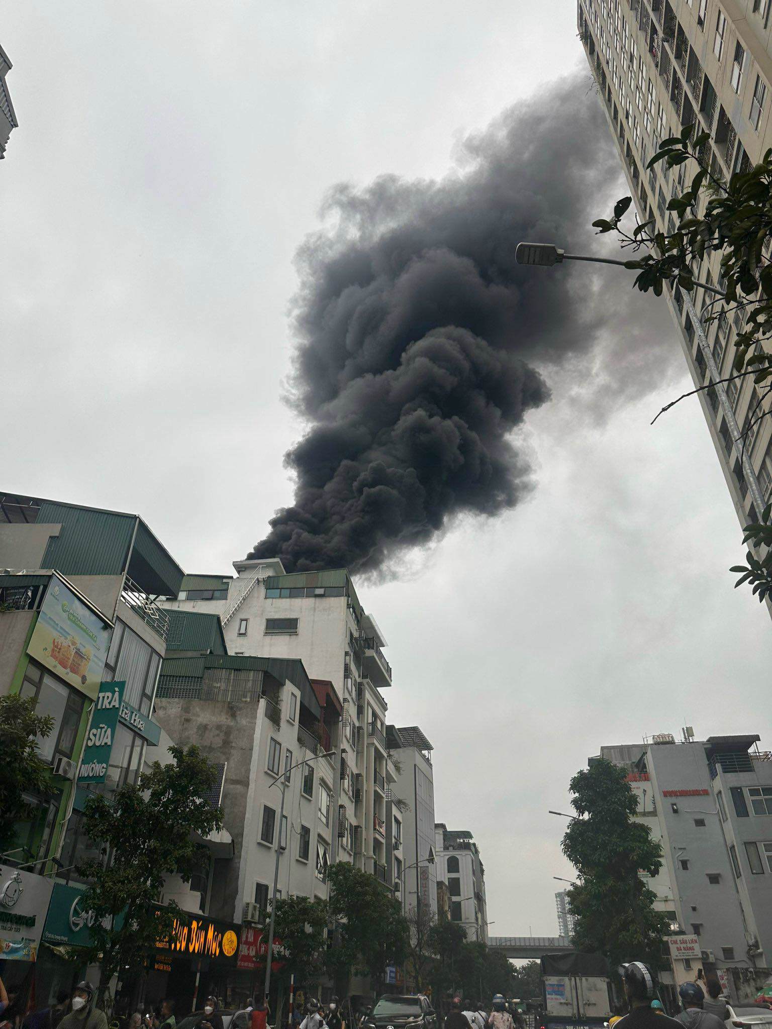 Cháy nhà 7 tầng ở Hà Nội, khói đen cao hàng chục mét - 1