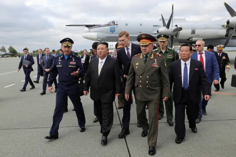 Video: Khoảnh khắc xe limousine của ông Kim Jong-un lùi vào trong đoàn tàu bọc thép - 3