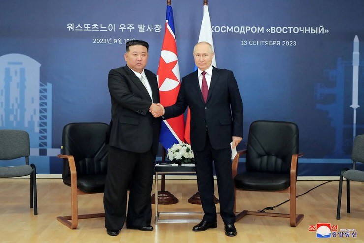 Lãnh đạo Triều Tiên Kim Jong-un (trái) và Tổng thống Nga Vladimir Putin trong cuộc gặp hôm 13-9 tại sân bay vũ trụ Vostochny ở vùng Viễn Đông (Nga). Ảnh: KCNA