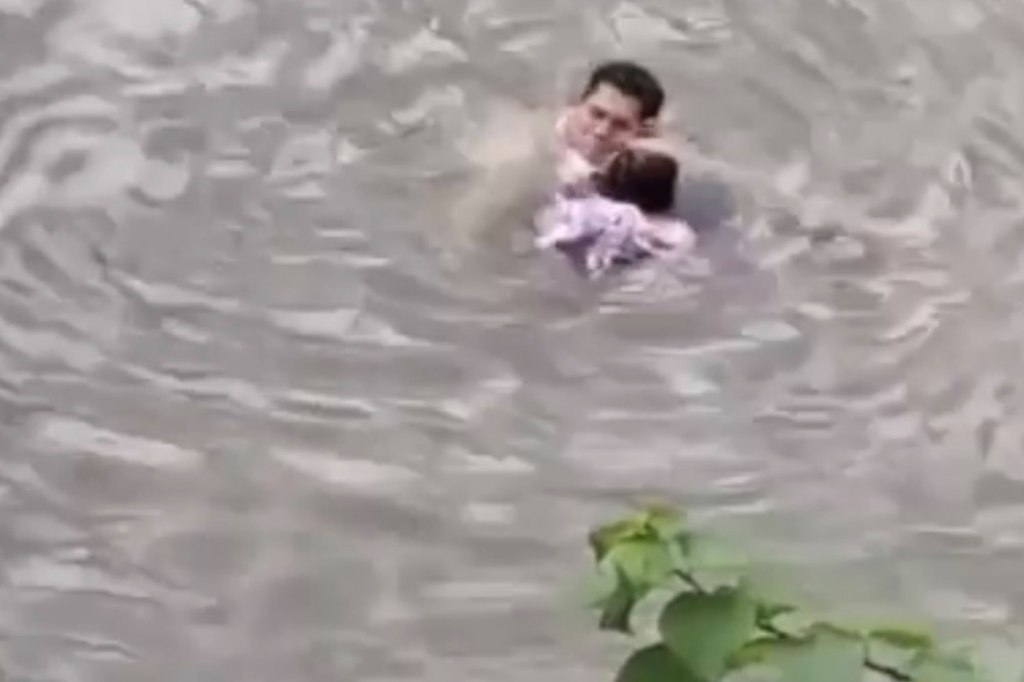 Người đàn ông nhảy xuống dòng sông chảy xiết cứu bé gái - 2